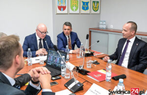Awantura o sesję nadzwyczajną w sprawie powiatowej służby zdrowia. W tle zgony pacjentów, kary i postępowania prokuratorskie