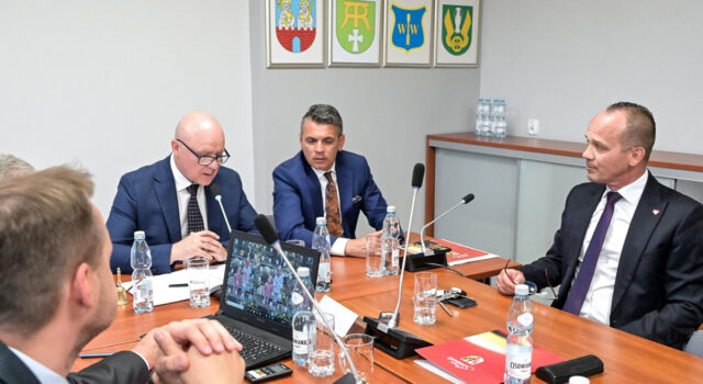 Awantura o sesję nadzwyczajną w sprawie powiatowej służby zdrowia. W tle zgony pacjentów, kary i postępowania prokuratorskie