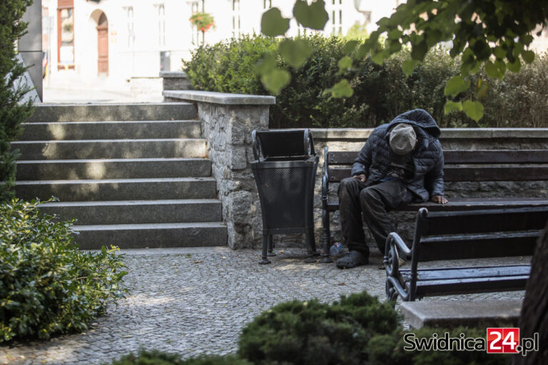 Bezdomny przez kilka dni koczował za pomnikiem Jana Pawła II. Interweniowało pogotowie