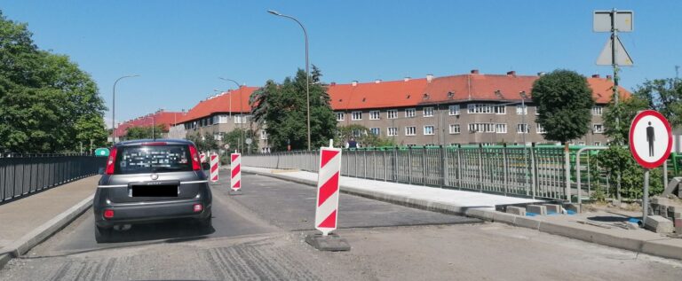Dziury i przerwa w pracach. Jak długo jeszcze potrwa remont mostu?