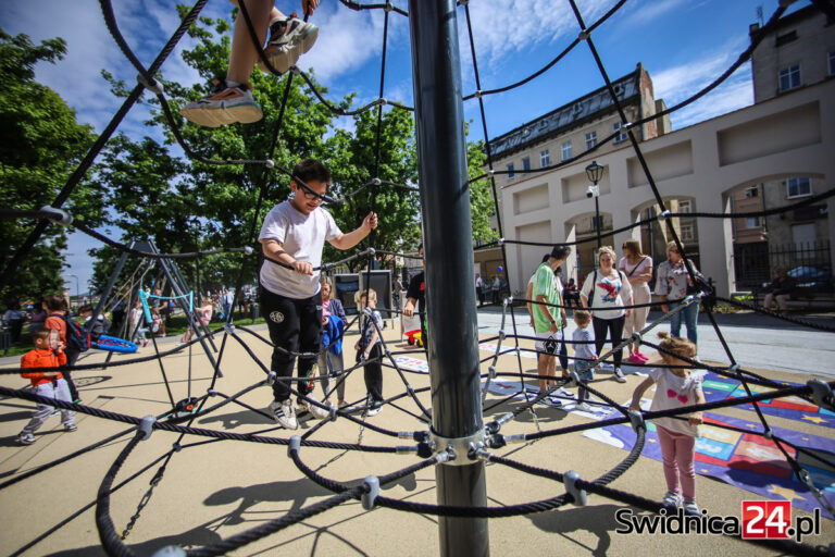Zielony zakątek śródmieścia przeszedł przemianę. Ogródek jordanowski uroczyście otwarty [FOTO/VIDEO]