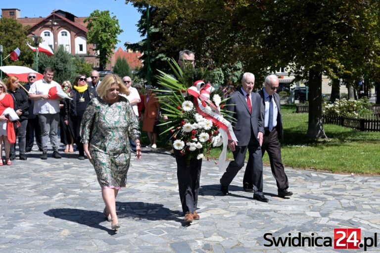 Kiedyś pozdrawiali tłum z trybun. Dzisiaj Święto Pracy nie trafiło nawet na plakat majowych uroczystości [FOTO]