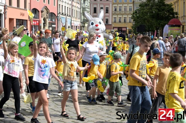 Żółty Marsz Nadziei i 30 lat świdnickiego „Hospicjum”. Zaczęło się od pomysłu pielęgniarek [FOTO/VIDEO]