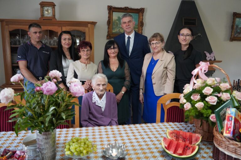 Doczekała się 13 wnuków, 23 prawnuków, 3 praprawnuków. Mieszkanka Mokrzeszowa świętowała 100 urodziny [FOTO]