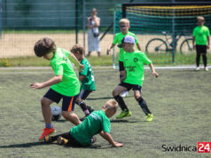 Boisko ze sztuczną murawą na terenie ŚOSiR doczeka się modernizacji. Wojewódzka dotacja wspomoże wykonanie prac