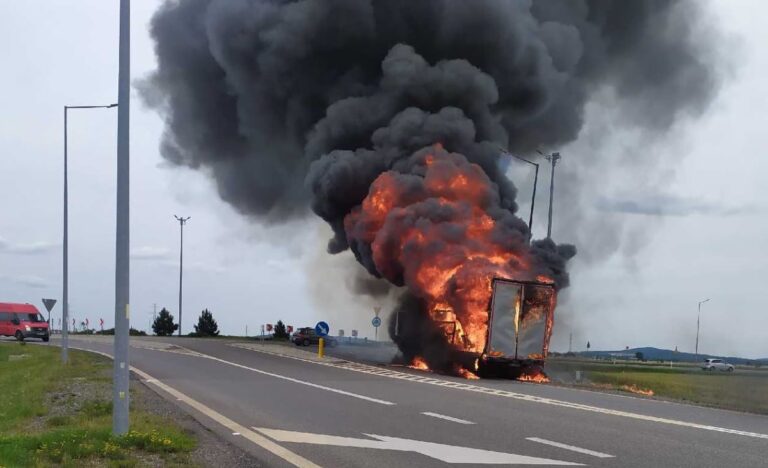 Pożar ciężarówki z meblami na krajowej „piątce”