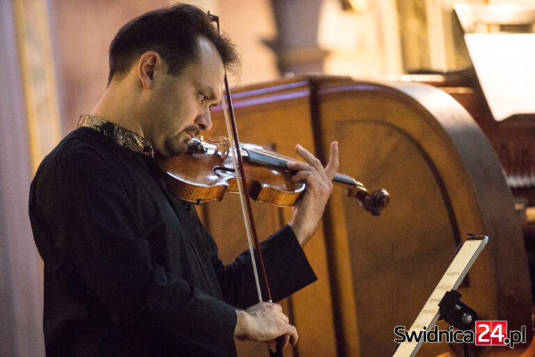 Słynne skrzypce Stradivariusa zabrzmiały w Kościele Pokoju. Koncert Janusza Wawrowskiego i Macieja Batora z owacjami na stojąco [FOTO/VIDEO]