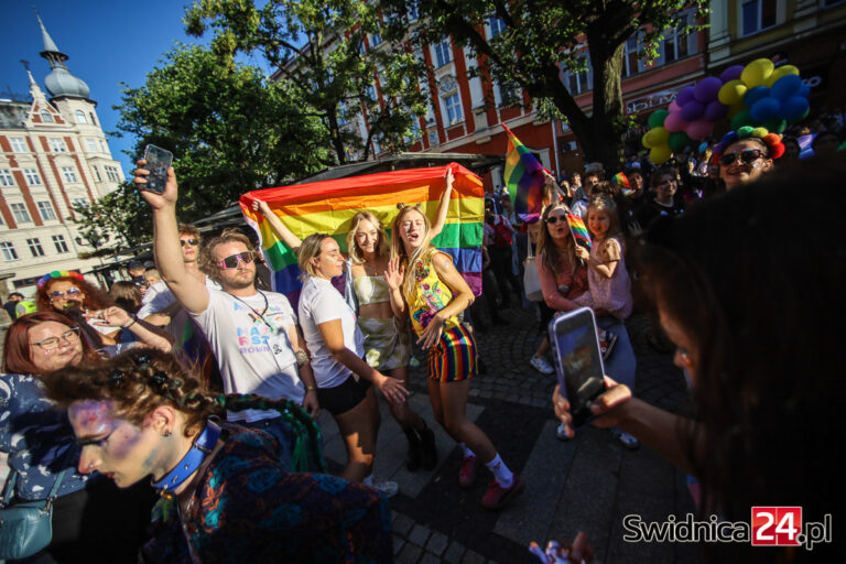Marsz równości po raz pierwszy przeszedł przez Świdnicę. Na trasie pojawili się kontrmanifestanci [FOTO]