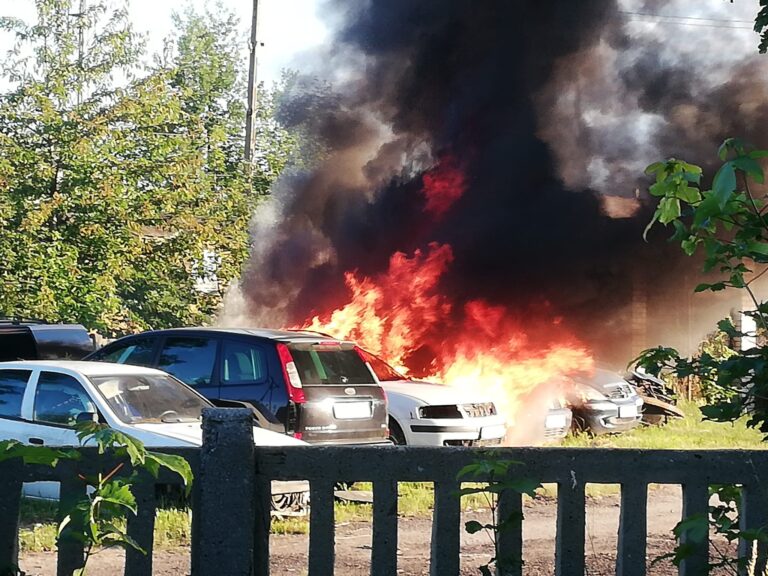 Pożar na parkingu depozytowym w Jaworzynie Śląskiej. Spłonęło kilka aut [FOTO/VIDEO]