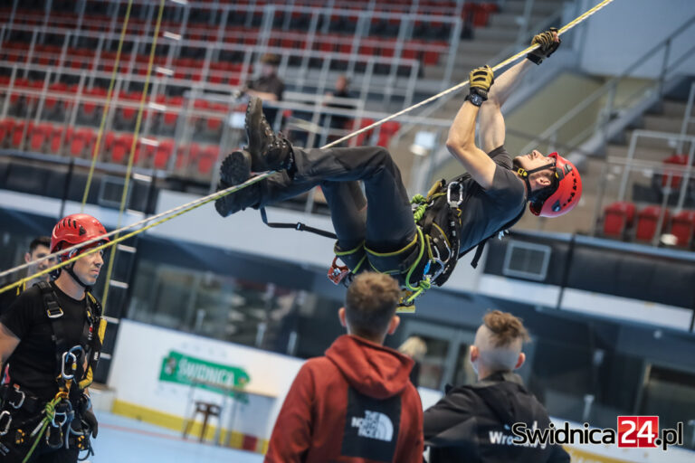 Strażacy opanowali lodowisko. Musieli zmierzyć się z torem przeszkód [FOTO/VIDEO]