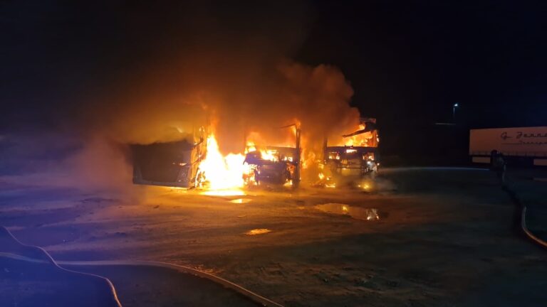 Nocny pożar przy stacji paliw w Świebodzicach. Spłonęły trzy ciężarówki [FOTO]