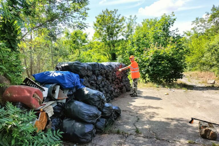 Ledwie wyszedł ze szpitala i znów walczy z dzikimi wysypiskami. „Lekarz się za głowę złapie” [FOTO]