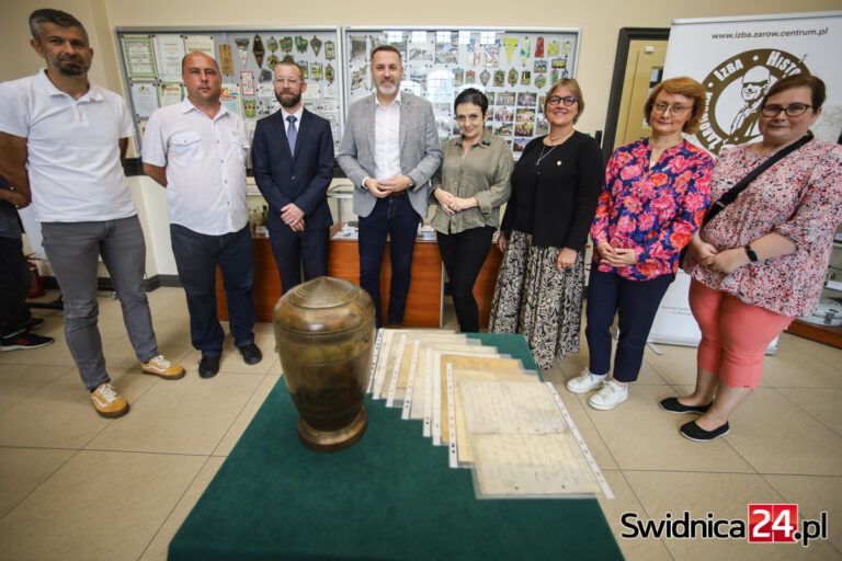 Urna hrabiego przez dziesiątki lat leżała ukryta pod drzewem. Historyczne znalezisko powróci do rodziny [FOTO]