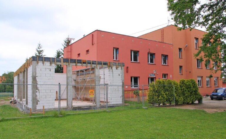 Rozbudowa szkoły w Gniewkowie na półmetku [FOTO]