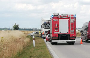 Zderzenie osobówki z ciężarówką na łączniku autostradowym