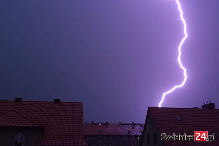 Synoptycy zapowiadają burzowy dzień. Pogodowe ostrzeżenia w całym województwie