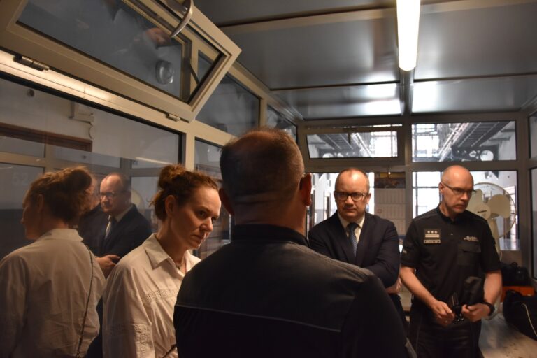Minister sprawiedliwości z wizytą w świdnickim areszcie [FOTO]