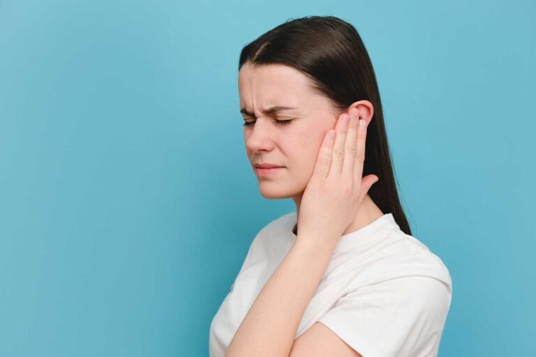 Piszczenie w uchu — czego może być objawem i jak sobie z nim poradzić?
