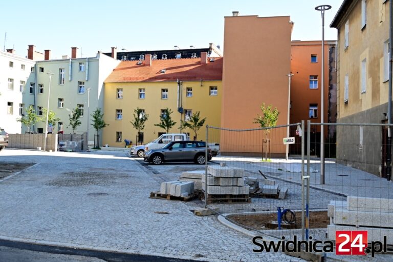 Trwa przebudowa kolejnego podwórza w Świdnicy. Termin wydłużony o 3 miesiące [FOTO]
