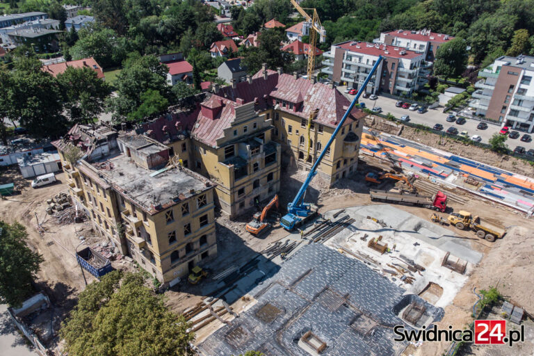Dawny szpital przechodzi renowację. Trwa rozbiórka dachu zniszczonego w wyniku pożaru [FOTO]