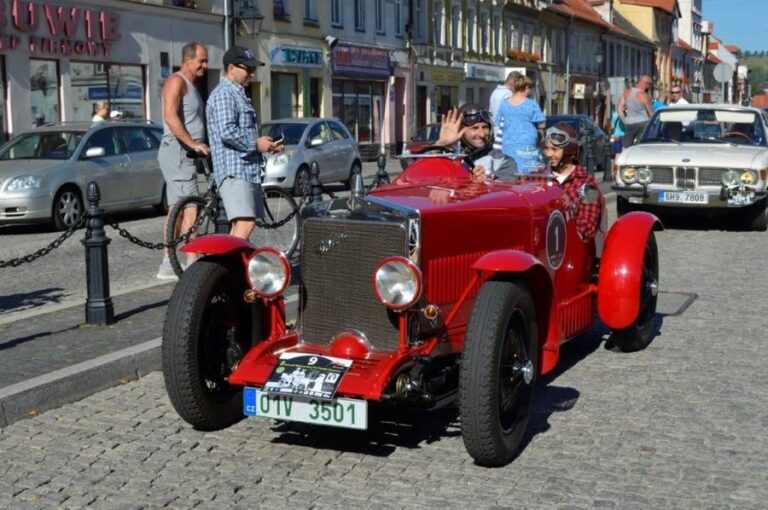 Zabytkowe pojazdy w sobotę na świebodzickim Rynku