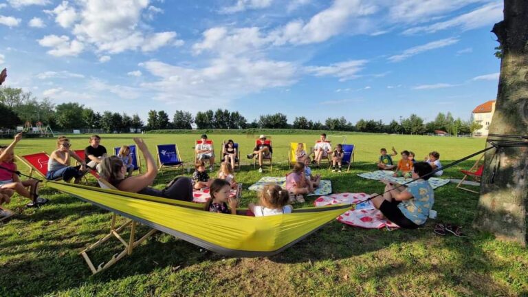 Od plenerowych zajęć po kino letnie. „W te wakacje w Komorowie nie ma czasu na nudę!” [FOTO]