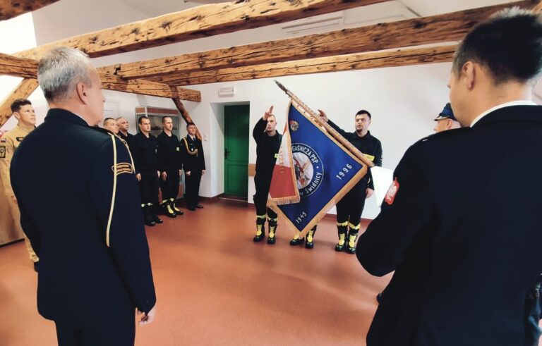 Trzech nowych strażaków w świdnickiej komendzie. Ślubowali ofiarność i męstwo, nawet z narażeniem życia [FOTO]