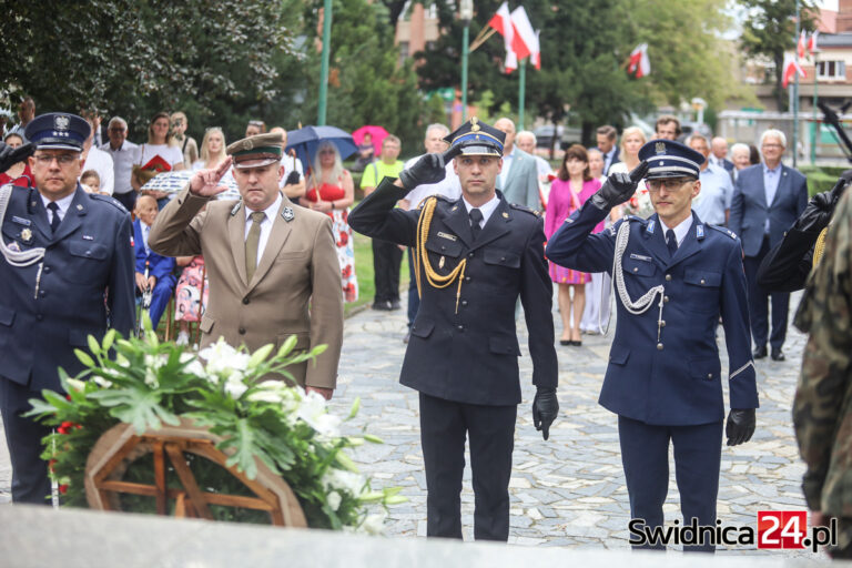 Świdnickie obchody Święta Wojska Polskiego. „Pamiętamy i będziemy pamiętać o poległych i żyjących obrońcach ojczyzny” [FOTO]
