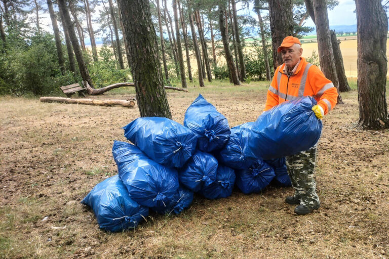 Lodówki i pralki porzucone za centrum handlowym, rozsypane śmieci przy punkcie widokowym. Trwa walka z nielegalnymi wysypiskami [FOTO]