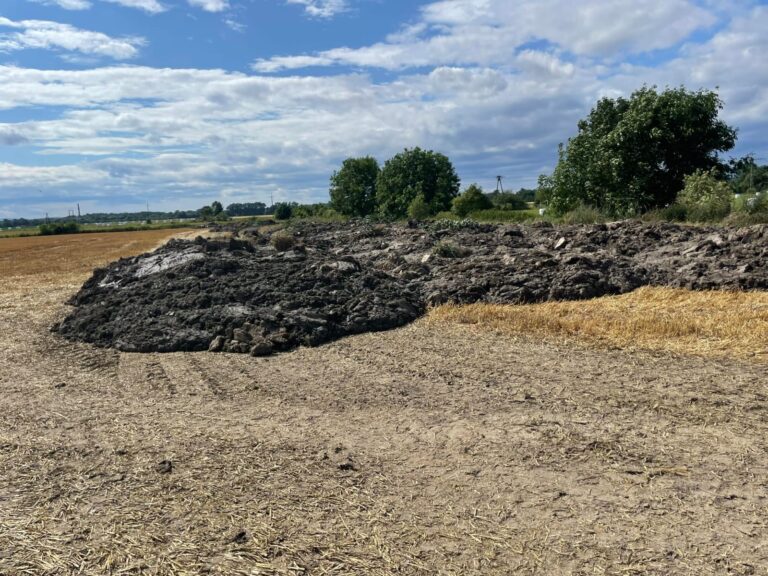 Dziecko wpadło w maź na polu. Rolnik: Tam jest ziemia na bazie wapna. Trzeba pilnować dzieci