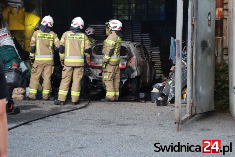 Spłonął samochód, strażacy zdążyli wynieść butle z gazem [FOTO]