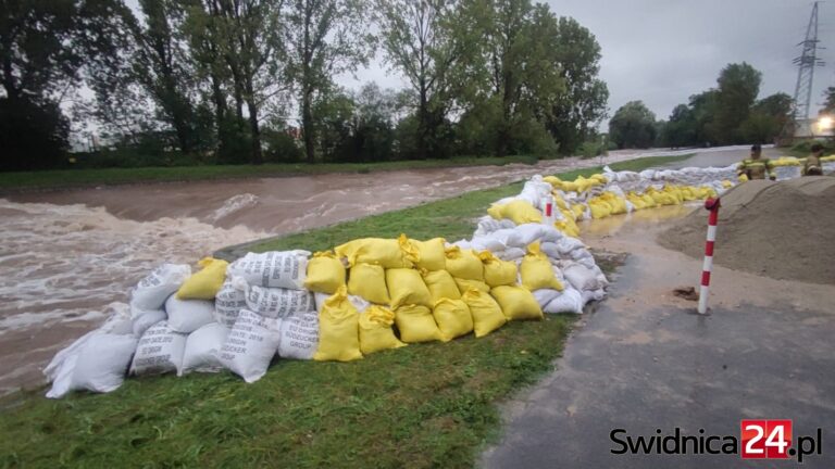 Mobilizacja mieszkańców i strażaków. Wody przybywa [FOTO]