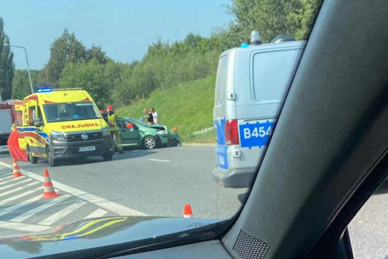 Wypadek na świdnickim odcinku krajowej „trzydziestki piątki”. Zmarł 71-letni kierujący