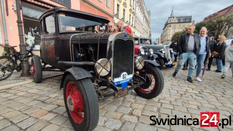 Deszcz nagród dla klasyków motoryzacji po pierwszym dniu rajdu [FOTO]