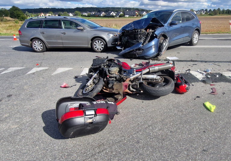 Tragiczny finał niedzielnego wypadku w Strzegomiu. 41-letni motocyklista zmarł w szpitalu