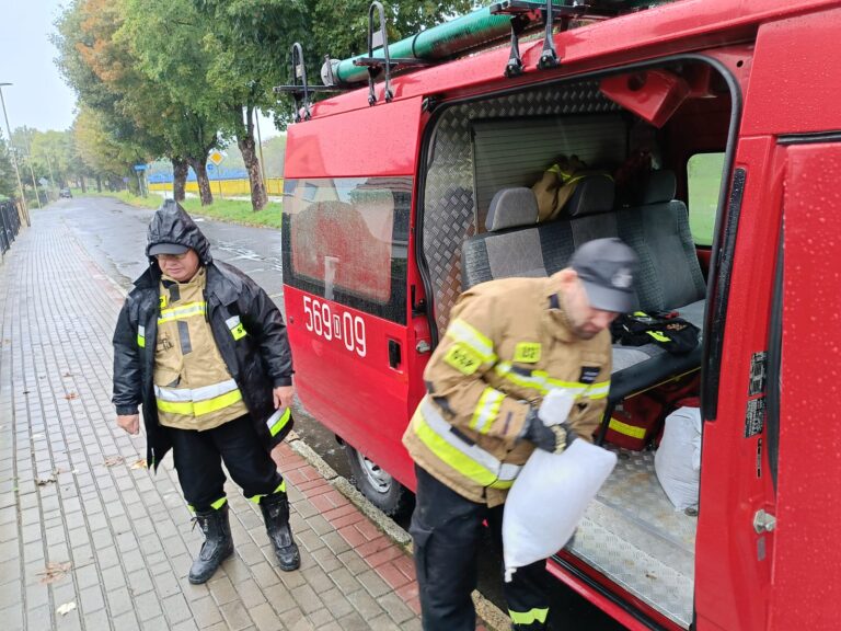 Strażacy z OSP Świdnica pomagają osobom z niepełnosprawnościami zabezpieczać posesje przed zalaniami [FOTO]