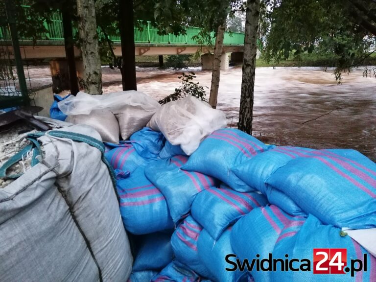 Woda w rzekach opada, zmniejsza się zrzut z zapory w Lubachowie