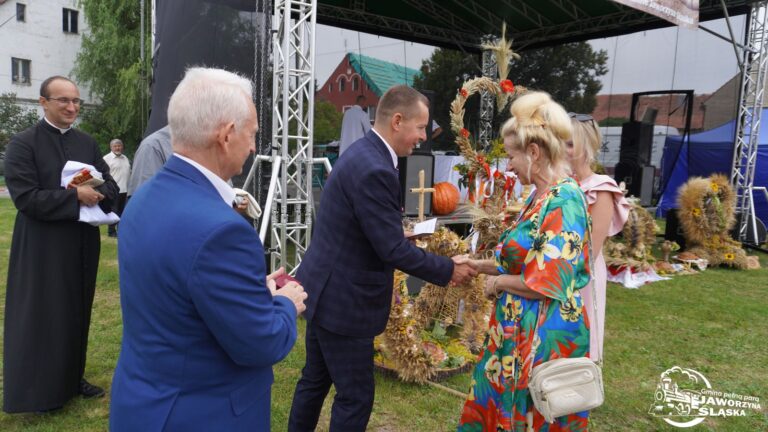 Od barwnych wieńców dożynkowych po występy artystyczne. Gmina Jaworzyna Śląska dziękowała za plony [FOTO]