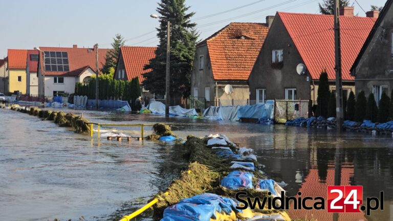 700 wyjazdów w 3 dni. Woda opada, ale walka trwa. Najtrudniej w gminie Świdnica [FOTO]