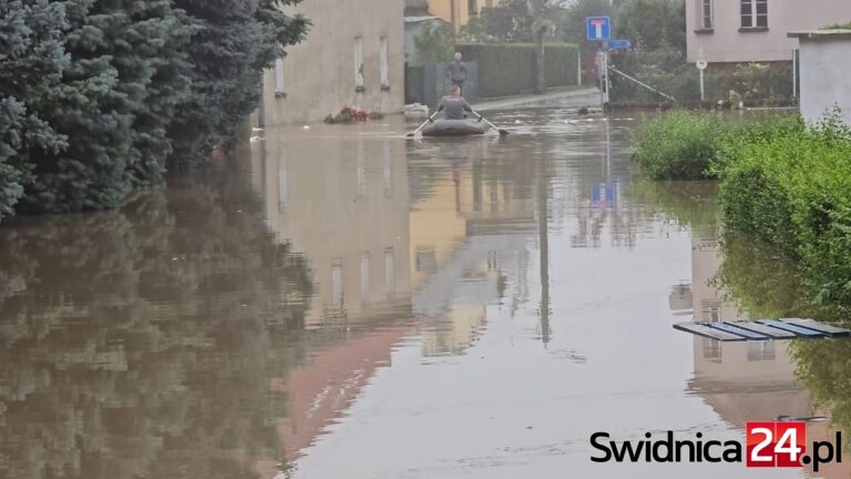 Fala wezbraniowa przechodzi przez gminę Świdnica. Zalane ulice i domy [FOTO/VIDEO]