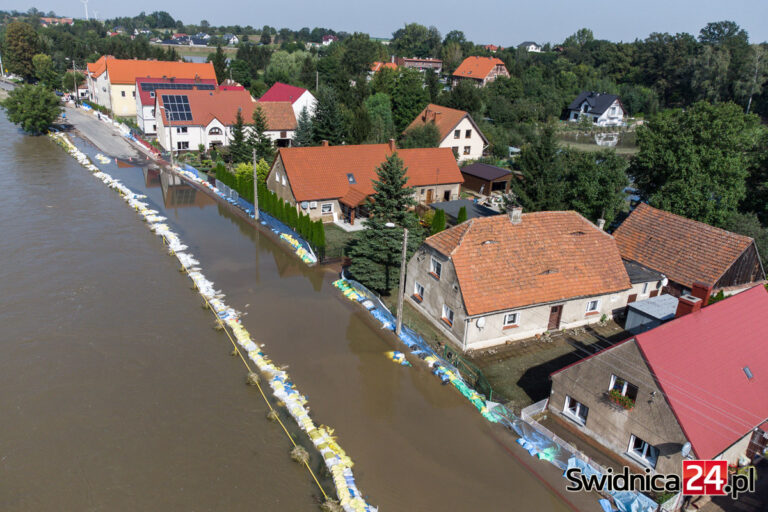 Ruszyły wypłaty zasiłków do 200 tys. zł dla powodzian z gminy Świdnica