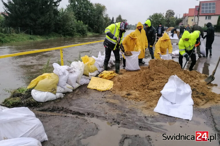 Przekroczone stany alarmowe na rzekach, alarm przeciwpowodziowy w gminie Strzegom, zalana droga pod Świdnicą [FOTO]