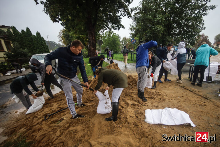 Stany alarmowe na rzekach wciąż przekroczone. Koleje Dolnośląskie informują o utrudnieniach w ruchu pociągów [FOTO/VIDEO]