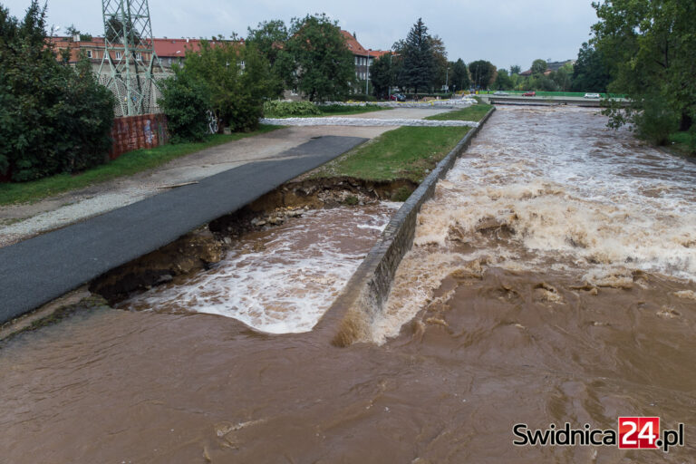 Woda powoli opada i odsłania zniszczenia. Powiat świdnicki zostanie objęty stanem klęski żywiołowej? [PODSUMOWANIE DNIA/FOTO/VIDEO]