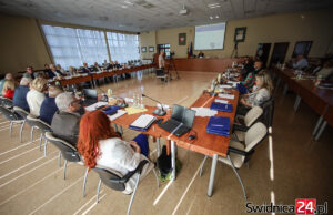 „Radnych spoza tej koalicji się wyklucza”. Opozycja zaskoczona, że komisja ds. powodzi już działa. Bez nich