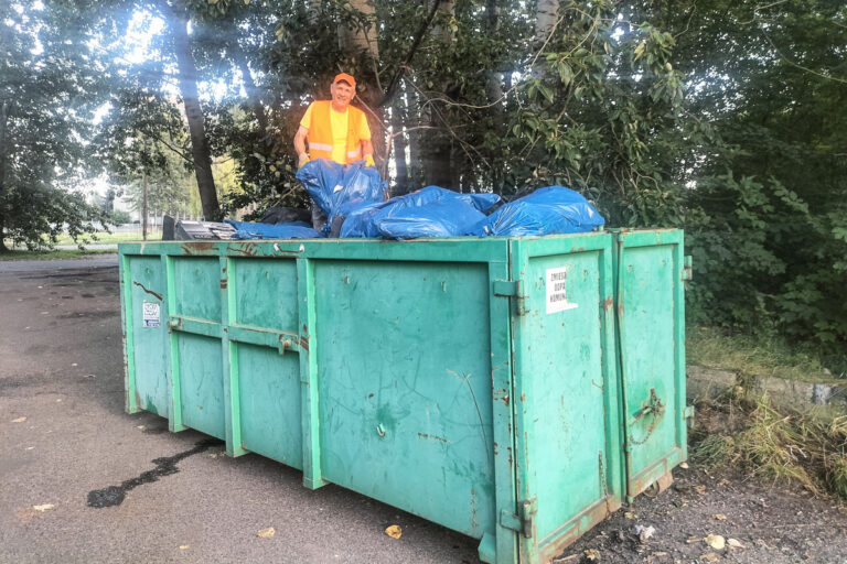 Gabaryty porzucone w centrum miasta, opony i zderzaki nad rzeką. Trwa walka z nielegalnymi wysypiskami [FOTO]