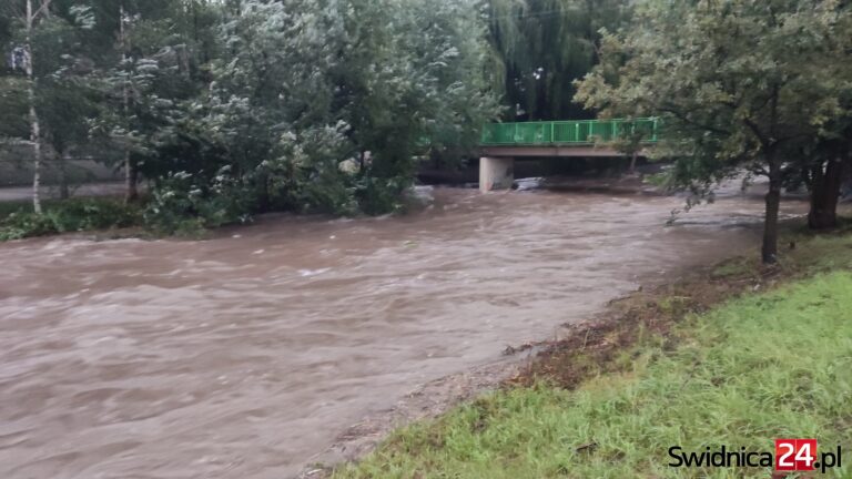 Zrzut zwiększony do 65m3/s. Alarm przeciwpowodziowy w powiecie [FOTO]