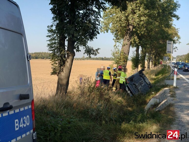 Wypadł z drogi i dachował [FOTO]