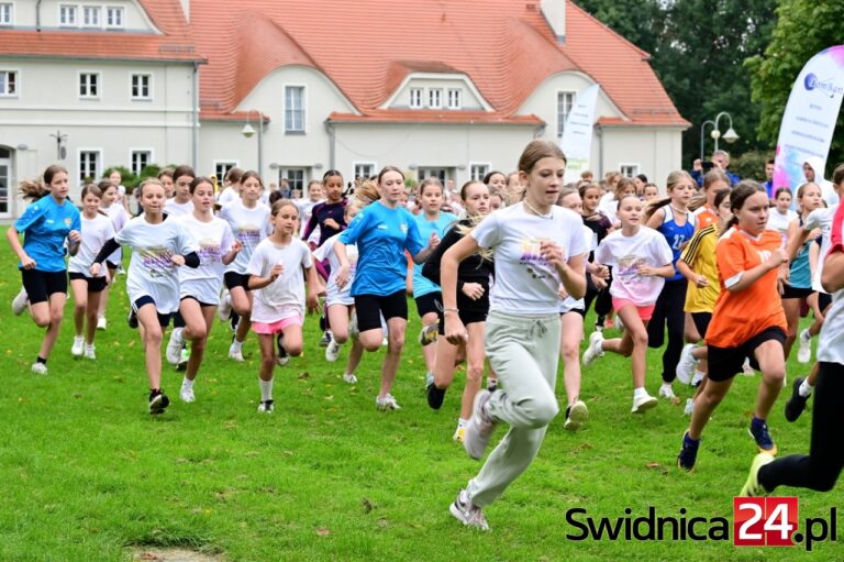 Znakomita frekwencja i walka na trasie XI Biegów Pojednania w Krzyżowej! [WYNIKI/DUŻO ZDJĘĆ]