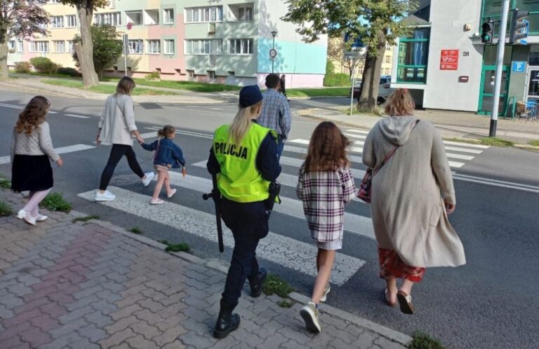 Bezpieczna droga do szkoły. Policjanci patrolują przejścia dla pieszych